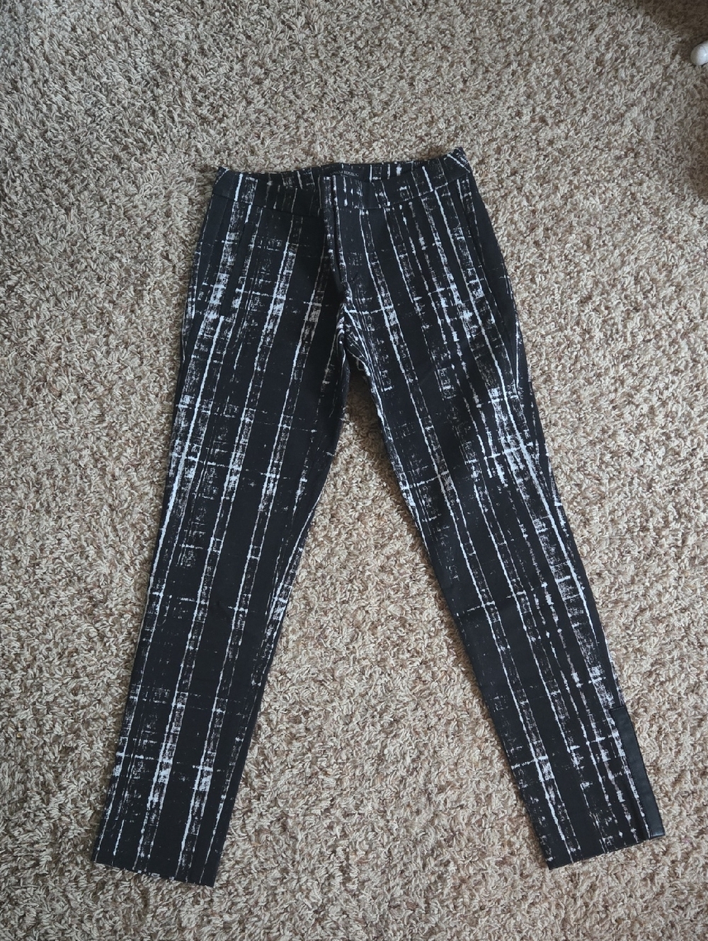 Black and White Abstract Print Skinny Pants